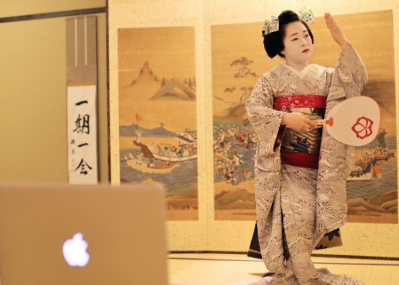 trong các cuộc gặp online Geisha trình diễn các điệu múa truyền thống, biểu diễn trà đạo trong các cuộc gặp online Geisha trình diễn các điệu múa truyền thống, biểu diễn trà đạo